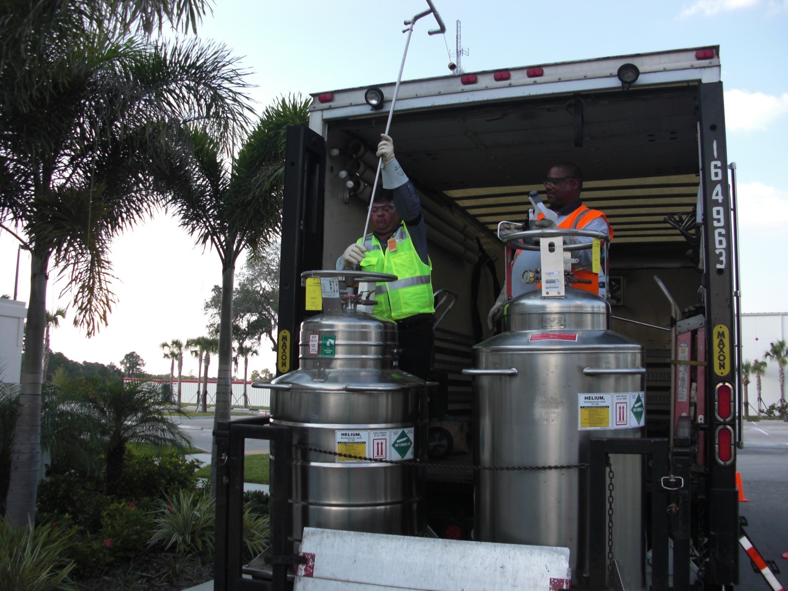 Helium dewar delivery to MRI facility