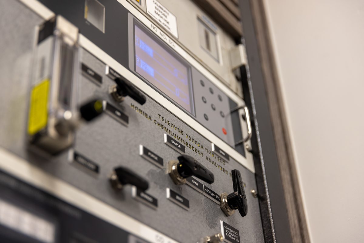 WSM analytical laboratory — Teledyne T7000 and Horiba chemiluminescent NOx/SO2 analyzer used for helium purity verification and gas mixture certification