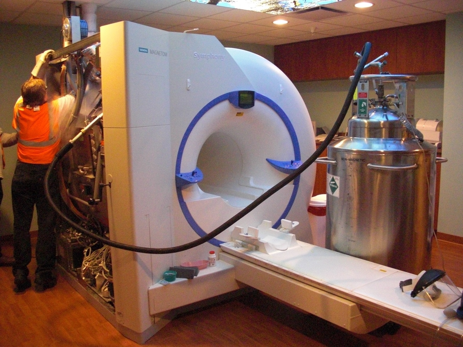 Liquid helium transfer service for MRI