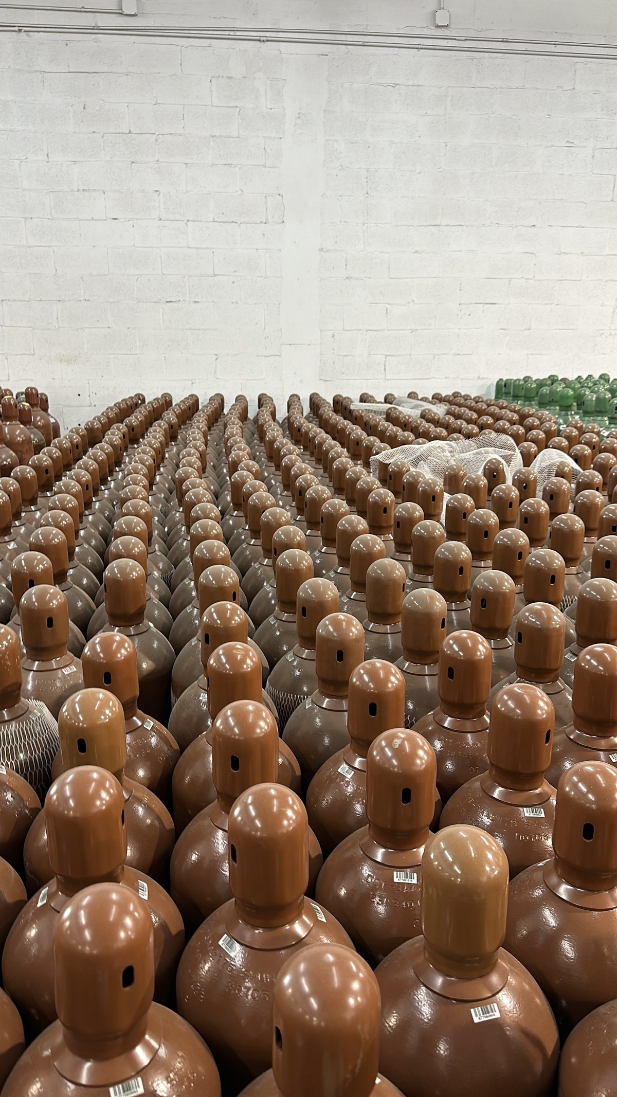 Packaged UHP gas cylinders